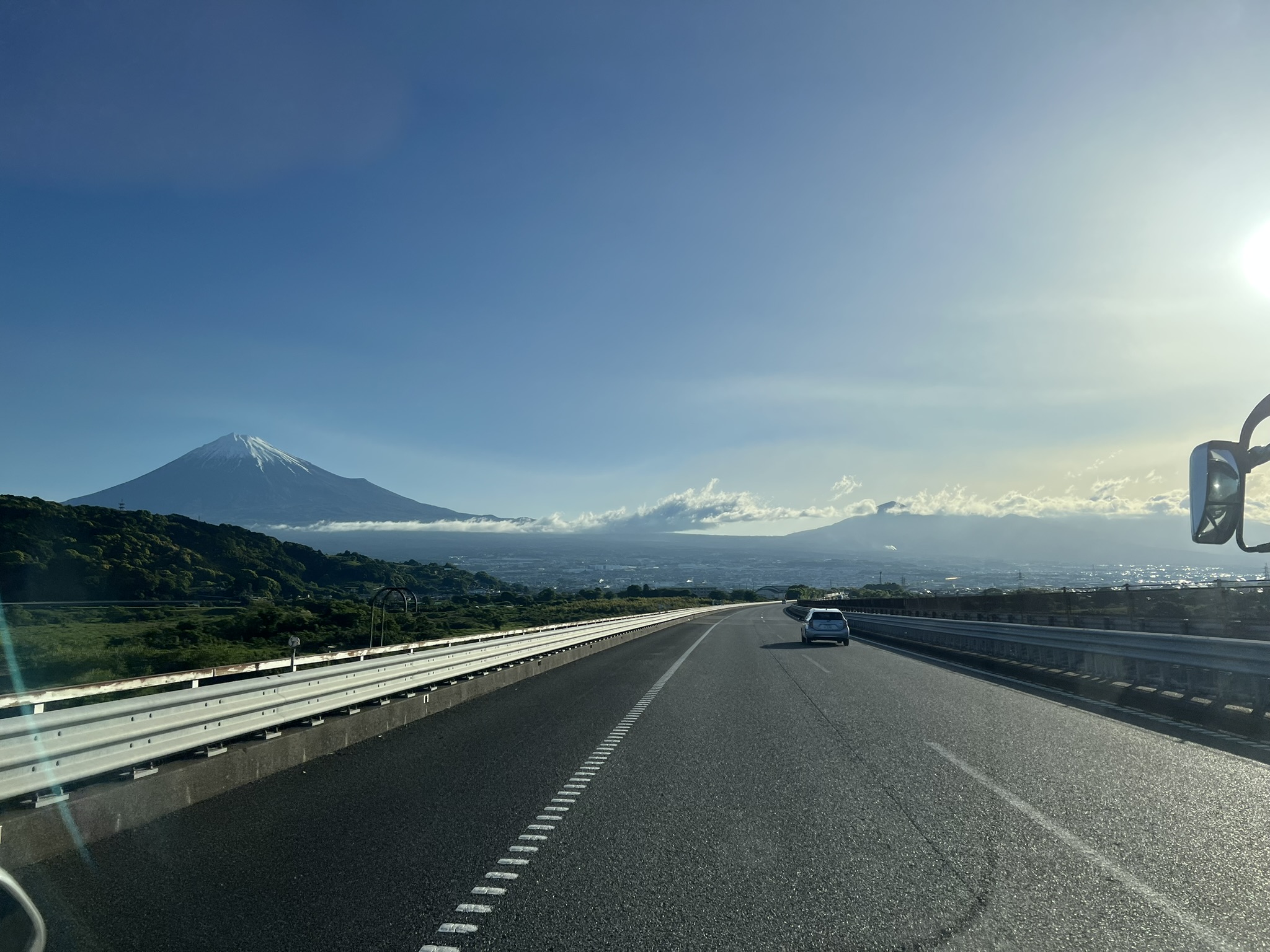高速道路から見た富士山