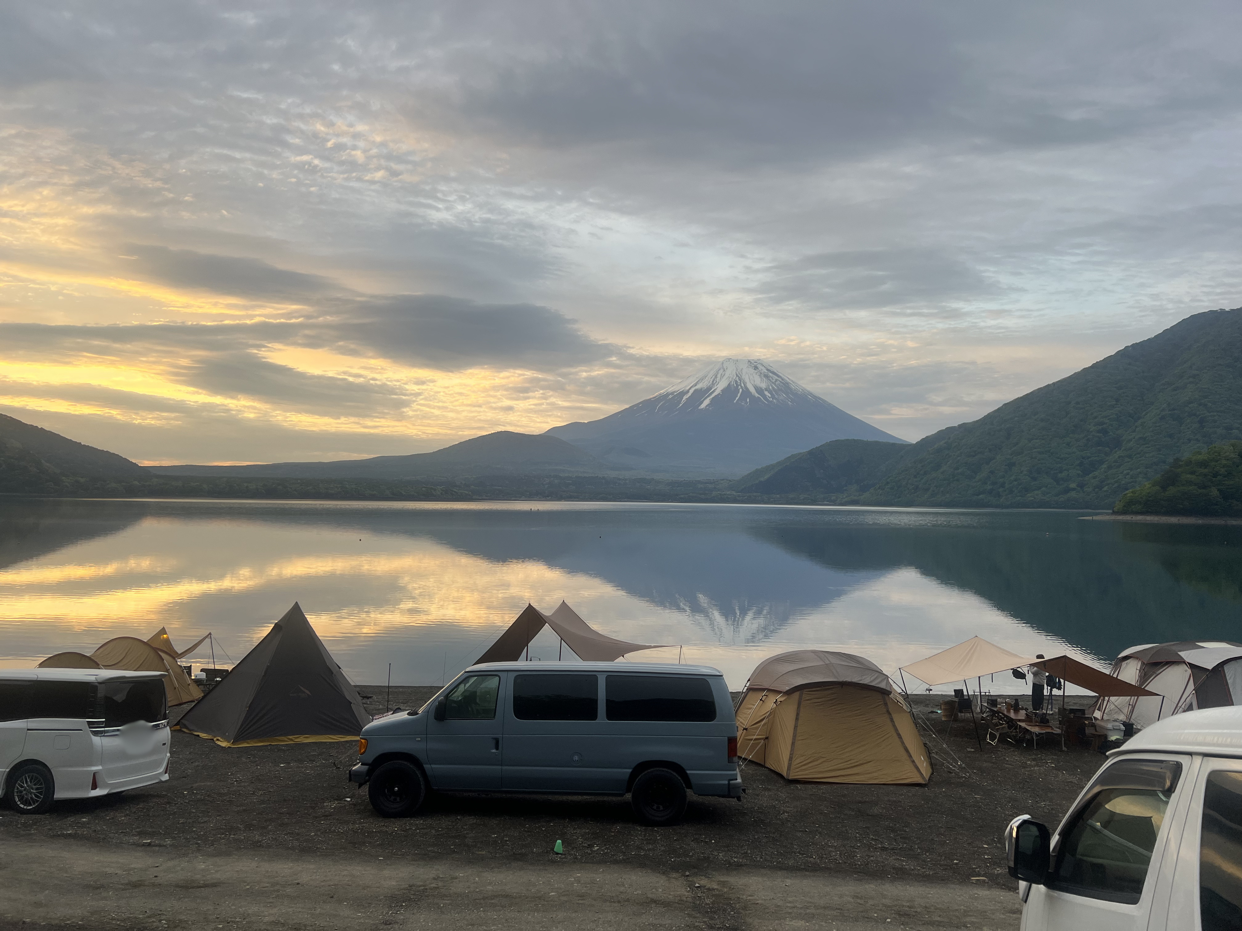 浩庵キャンプ場から望む本栖湖と富士山（逆さ富士）